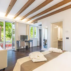 Hotel Raphael, Àrbatax